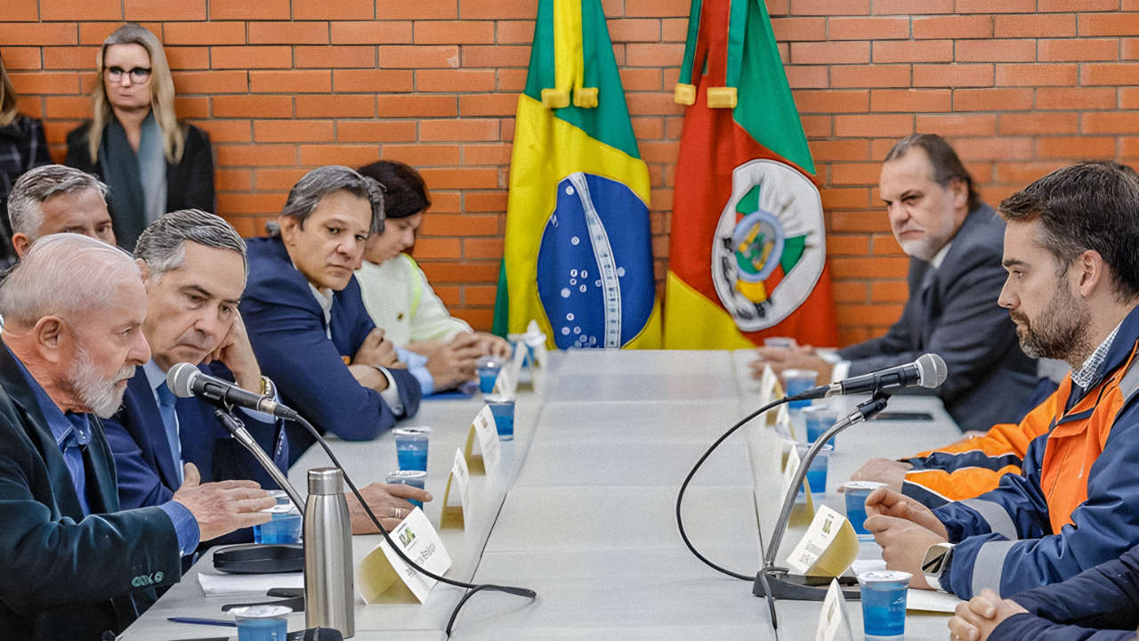 Presidente Lula durante reunião com ministros, o governador do Rio Grande do Sul, Eduardo Leite, e o presidente do STF, Luis Barroso