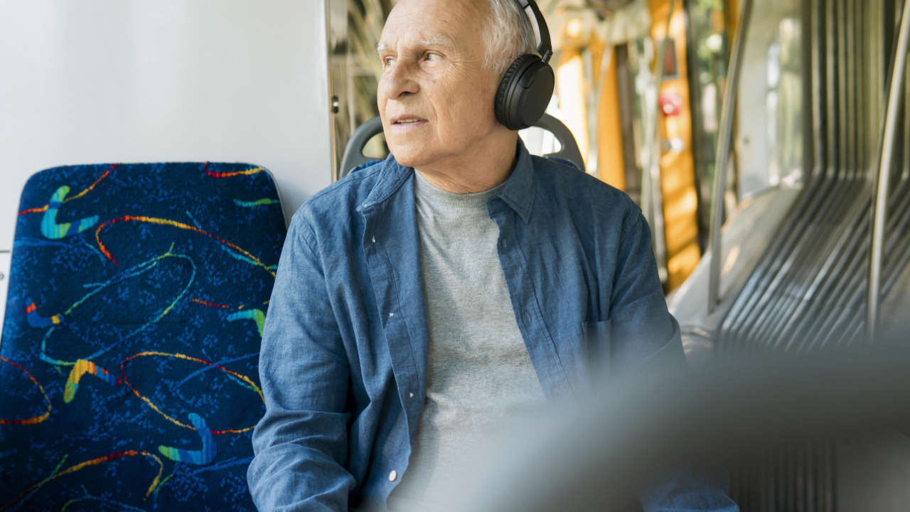 idosos com mais de 60 anos sentado em banco preferencial no ônibus após emitir o documento especial