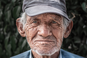 Fácil e Rápido! Saiba como renovar documento essencial para idosos