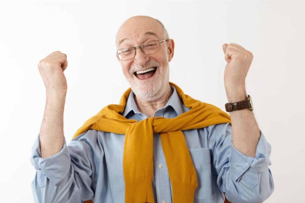 Um idoso comemorando após ver a lista com 11 benefícios para idosos com mais de 60 anos