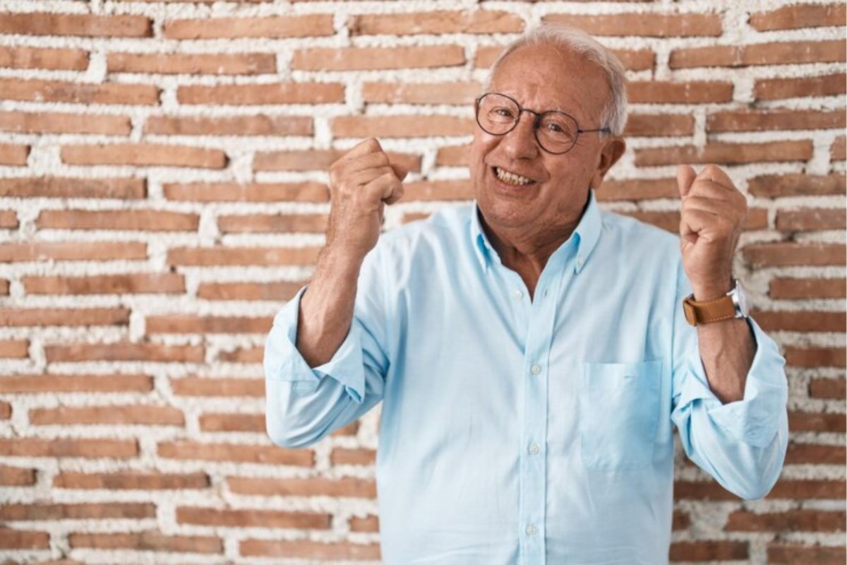 Um senhor comemorando após ver que o INSS emite comunicado para ACABAR com o atraso nas aposentadorias