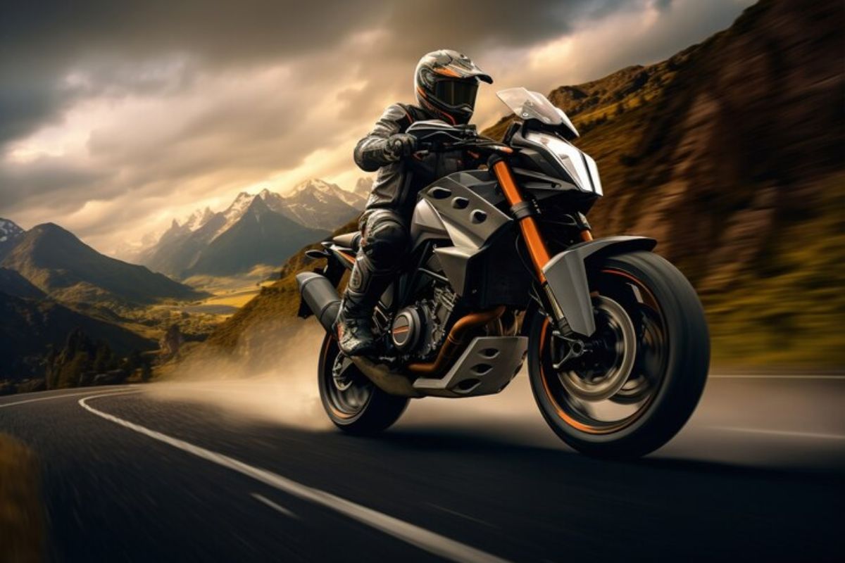 Um homem acelerando sua moto na estrada após ver se Pilotar motos sem CNH agora é possível