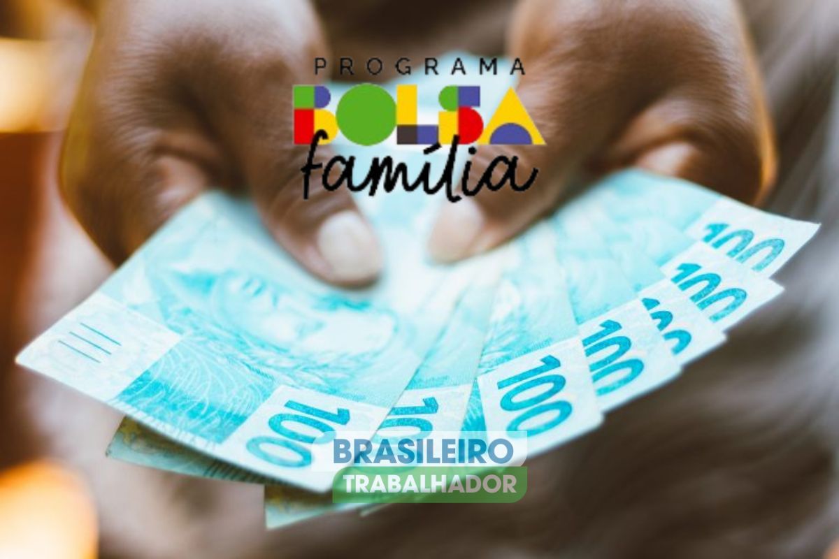 Uma pessoa segurando algumas nota de 100 reais após receber extra de R$ 750 do Bolsa Família