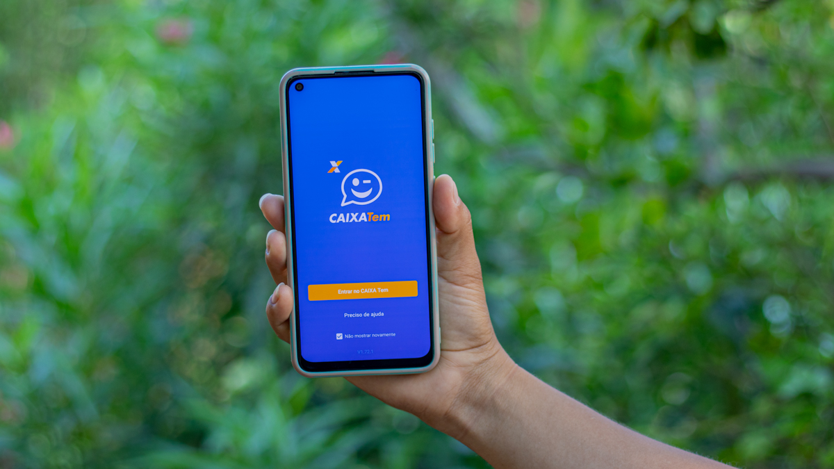 Pessoa usando aplicativo Caixa Tem
