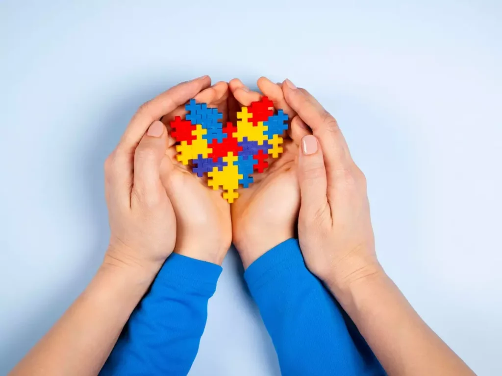 Imagem de um coração com cores que representam o autismo