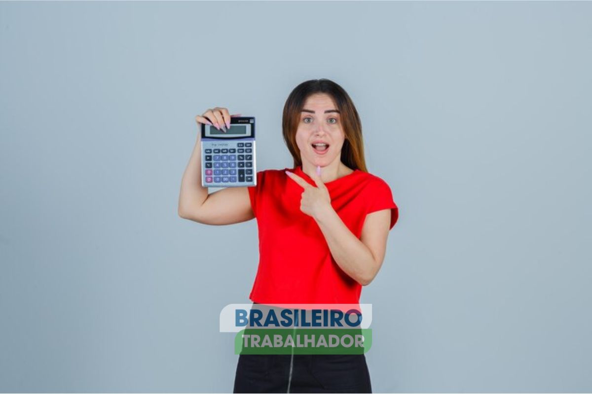 Uma mulher segurando uma calculadora após ver que a CAIXA oferece 90% de desconto