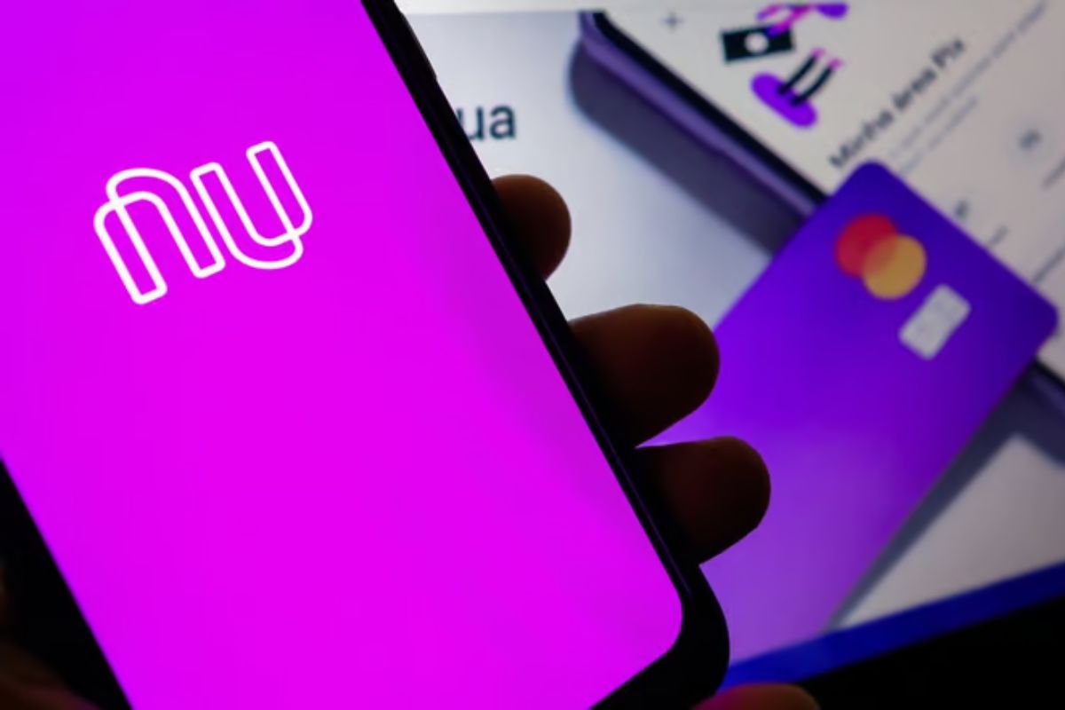 Uma pessoa olhando o aplicativo no celular após receber um comunicado do Nubank