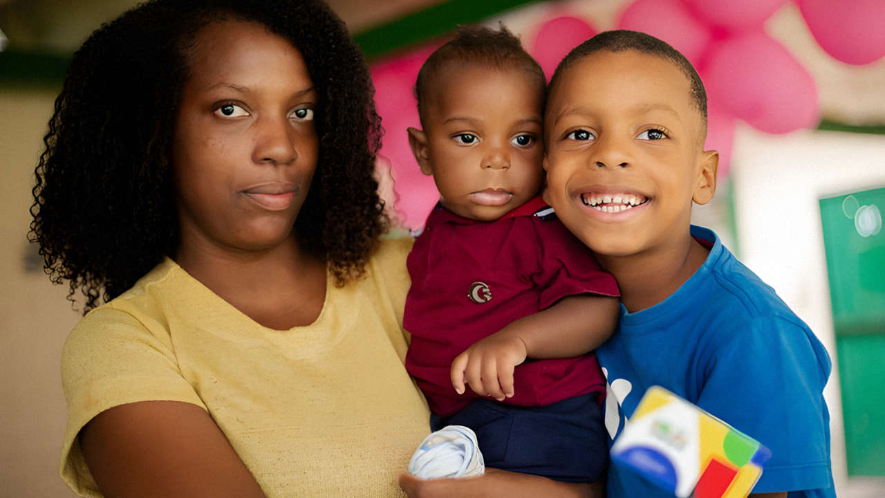 Bolsa Família anuncia benefício adicional de R$ 300 para mães solteiras