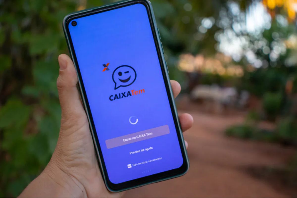 Uma pessoa com p aplicativo da Caixa Tem aberto após ver a Novidade da CAIXA