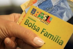 Governo suspende votação do 13º do Bolsa Família para analisar impacto fiscal