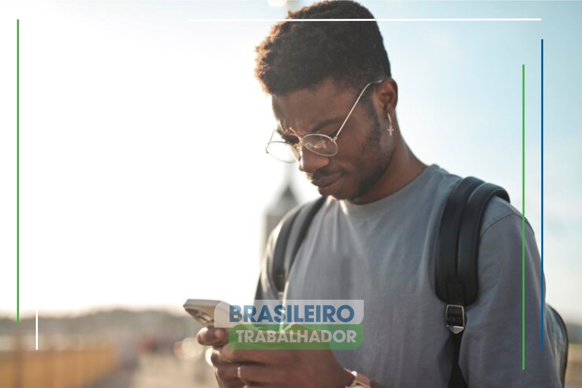 Uma pessoa fala ao celular e aproveita enquanto Cidades brasileiras recebem 5G