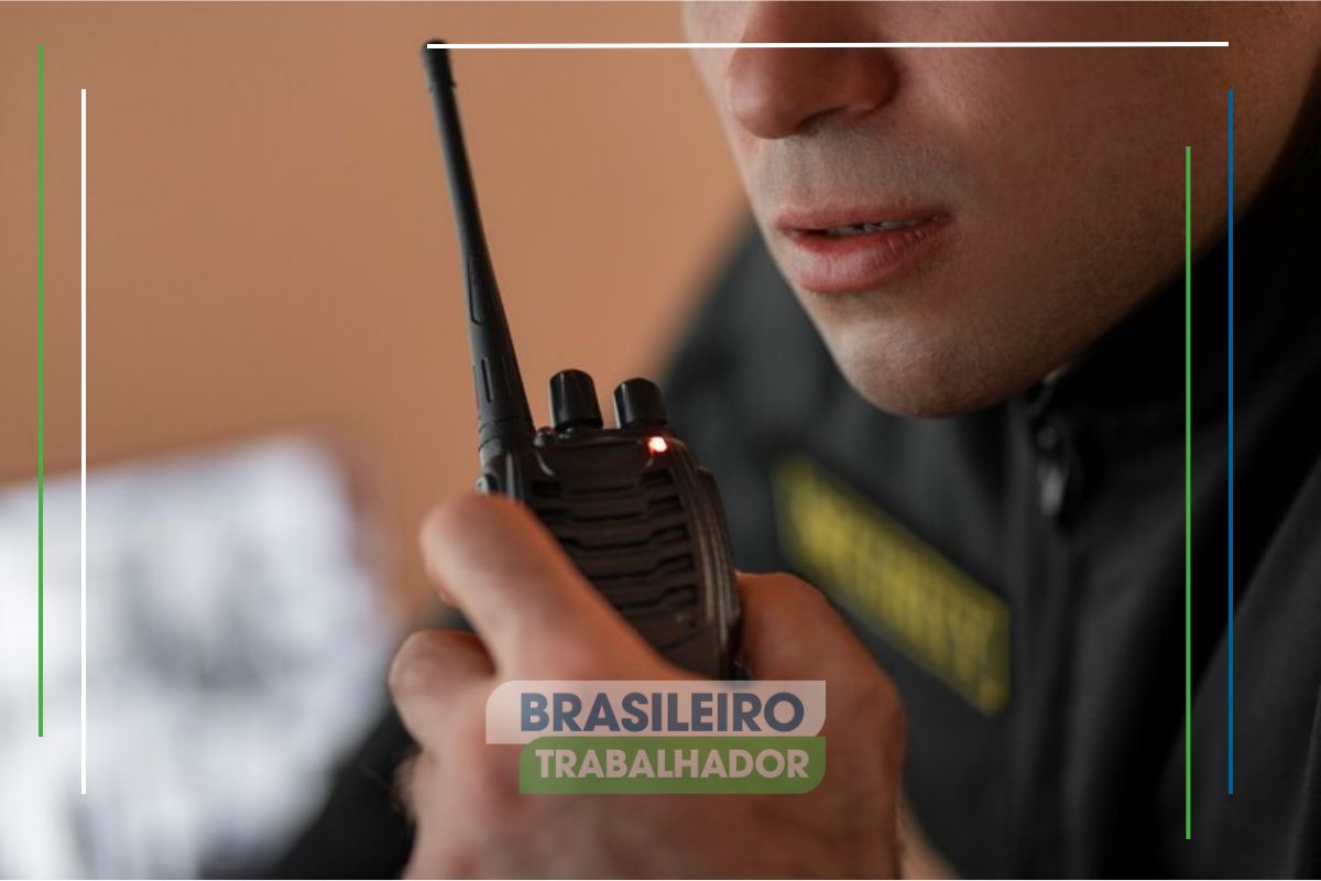 Um homem uniformizado com seu rádio após passar no Concurso da Guarda de Capanema