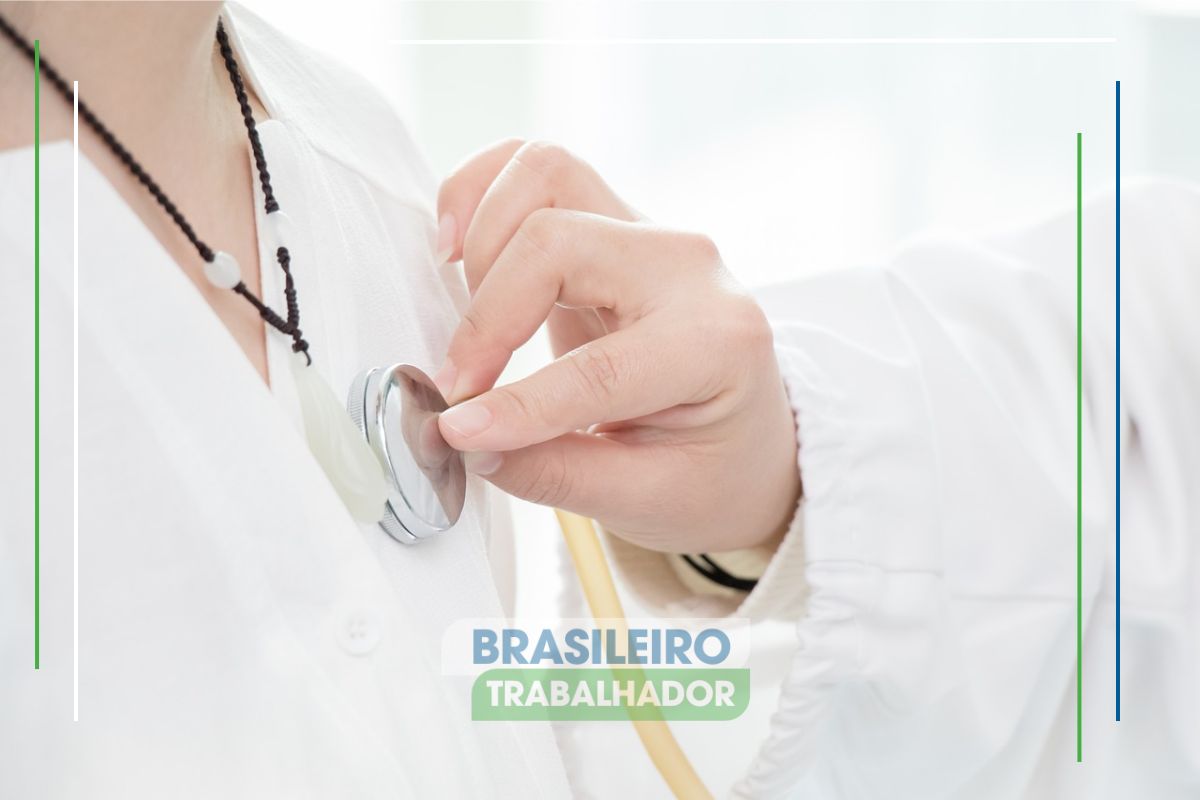 Um médico atendendo um paciente com estetoscópio após saber que o concurso de saúde em Juazeiro abre inscrições