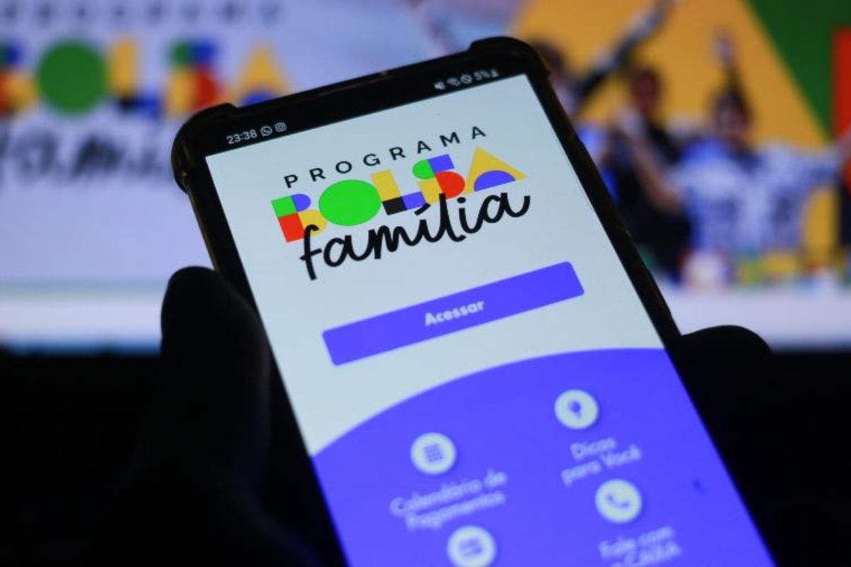 Uma pessoa brindo o aplicativo em seu celular vendo que deu o Código 5-P3 no Bolsa Família