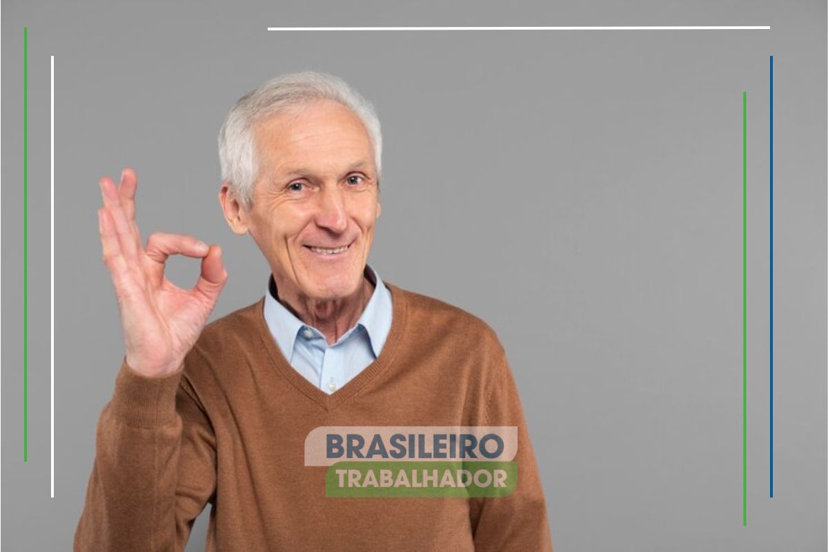 Um senhor alegre por conta do FIM da idade mínima para se aposentar