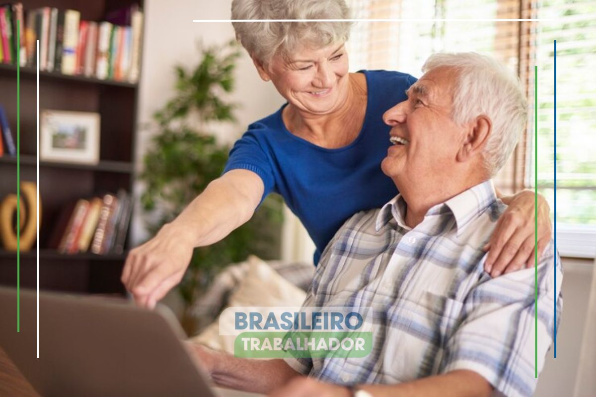 um casal alegre em sua casa após ver que idosos estão LIVRES de pagar algumas contas