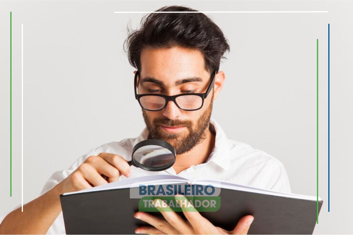 Um homem olhando em um livro informações para que ele Não perca o PIS/PASEP em 2024