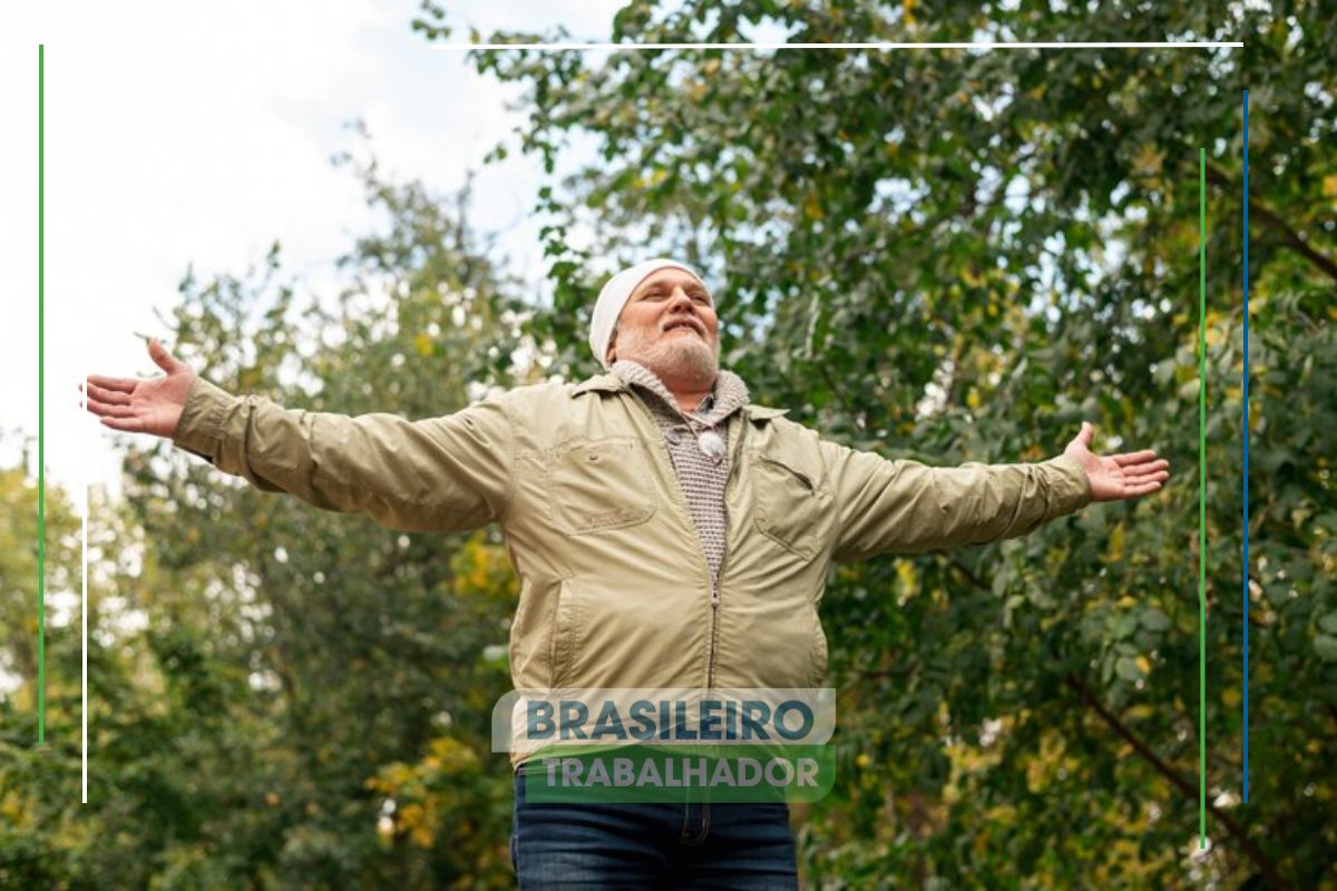 Um senhor no meio da natureza comemorando após ver que Nova lei elimina idade mínima para aposentadoria