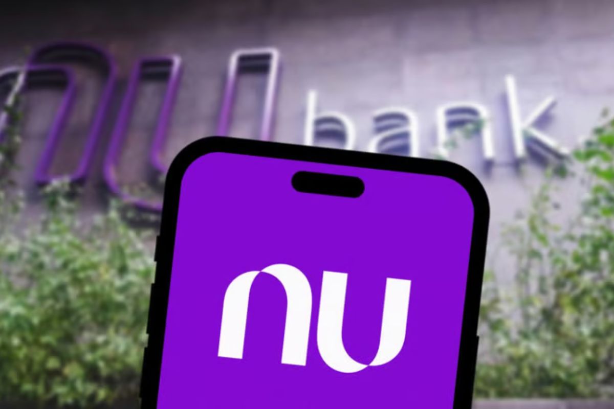 Uma pessoa com o aplicativo do Nubank aberto após ver que o Nubank anuncia mais de 300 vagas