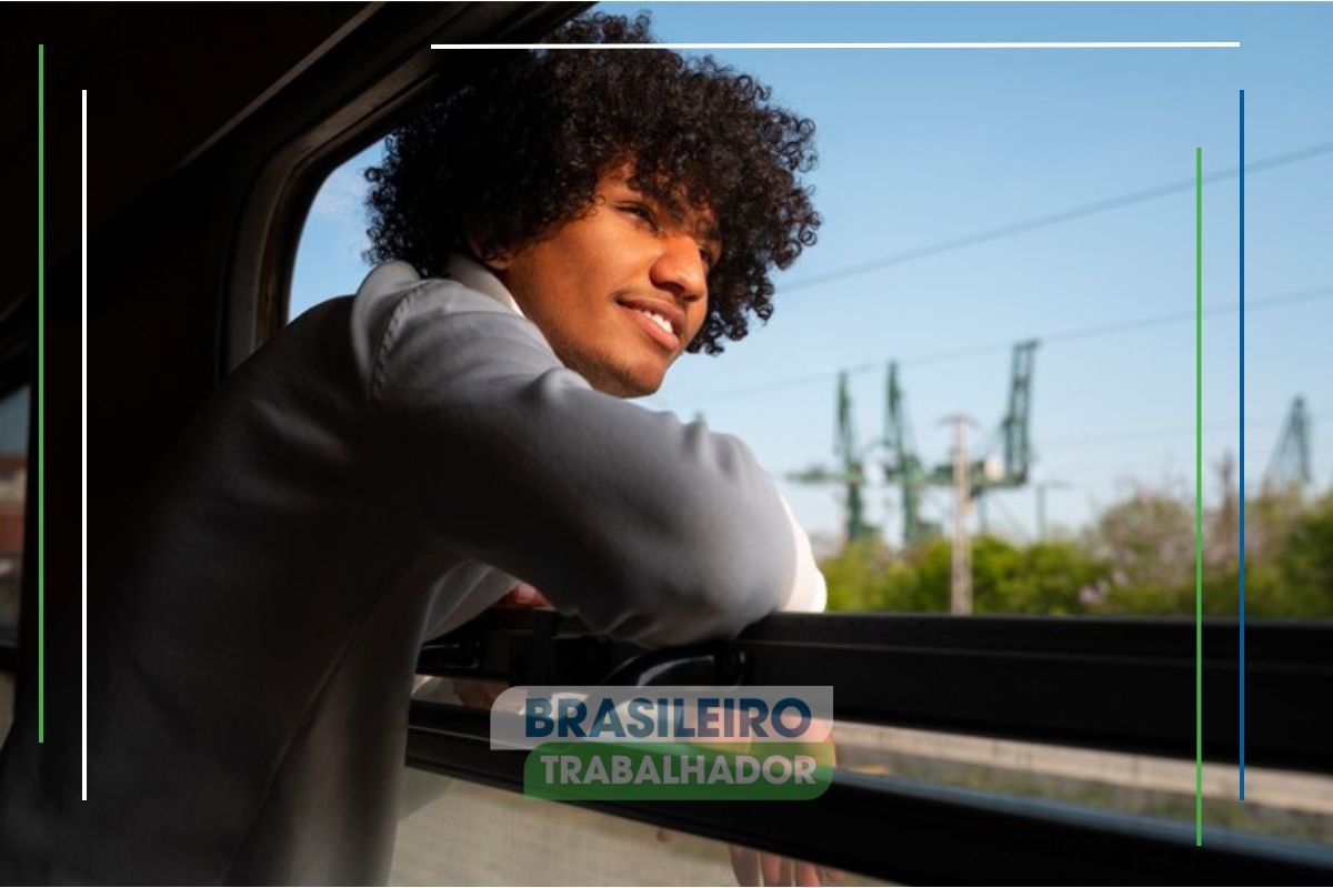 Um jovem viajando alegre na janela do ônibus com Passagens gratuitas com ID jovem