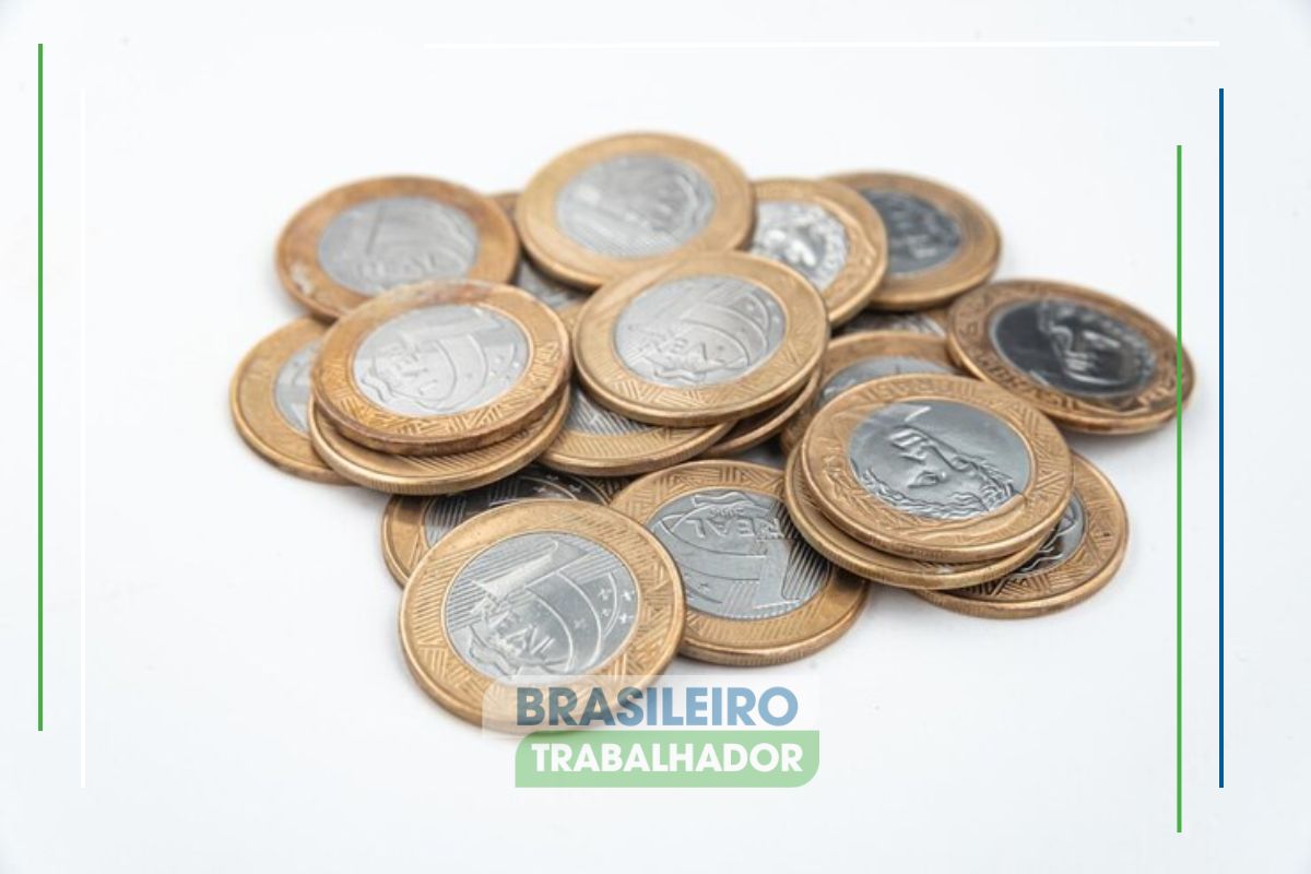 Algumas moedas empilhadas mostrando que Suas moedas de 1 real podem valer uma fortuna