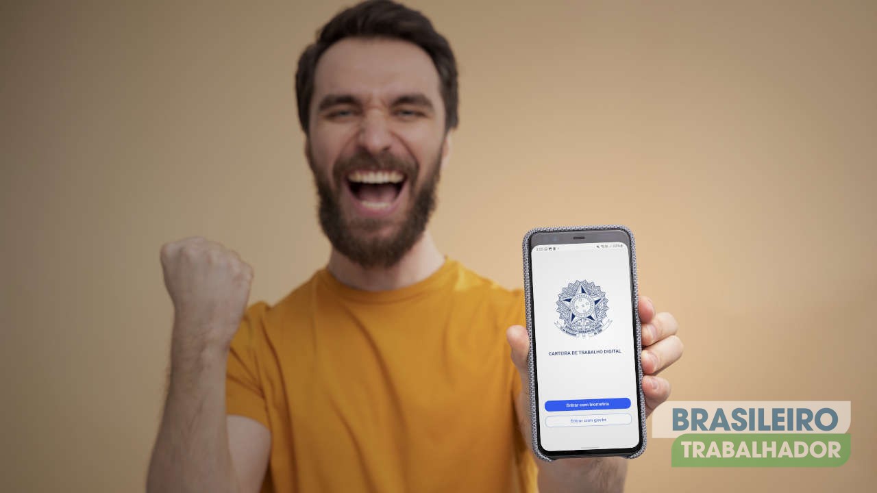 Homem usando aplicativo da Carteira de Trabalho Digital no celular