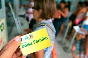 Beneficiários do Bolsa Família viram VÍTIMAS de novo golpe