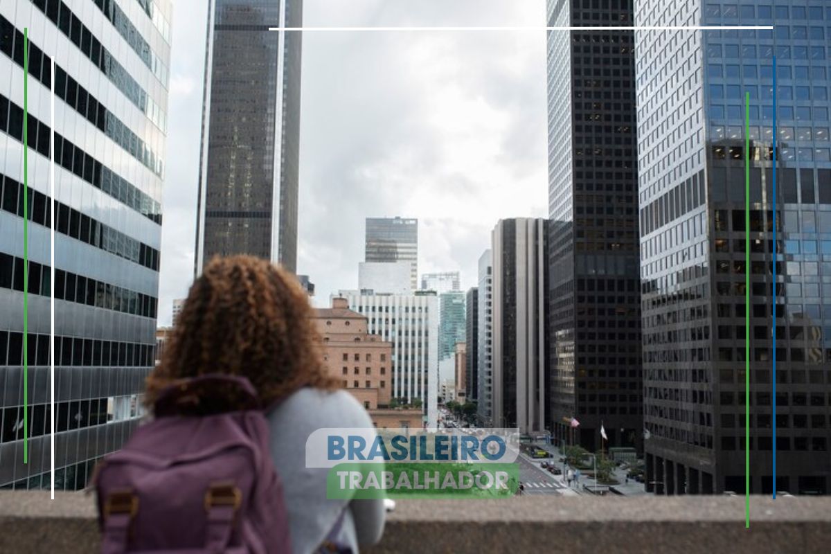 Uma mulher olhando para a rua da cidade pensando nas 5 melhores cidades para arrumar um emprego e viver com menos de 1 salário mínimo