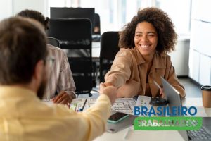 5 empresas que pagam benefícios superiores ao salário para profissionais de nível médio