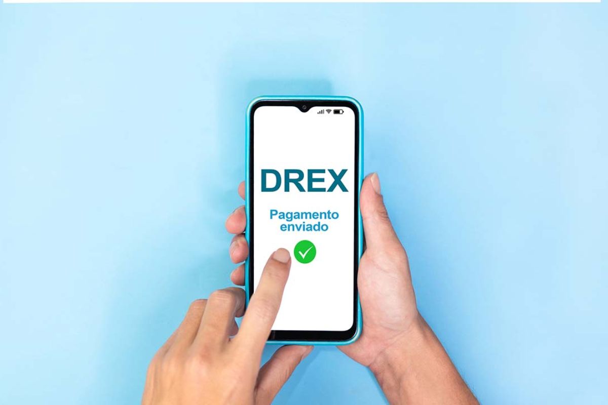 Uma pessoa usando o seu celular para ver que o Banco Central vai testar Drex