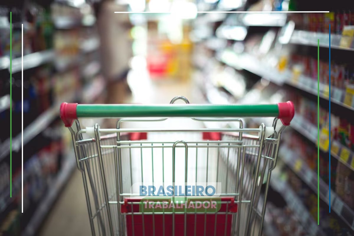 Um carrinho de compras no corredor do mercado representando que a cesta básica do CRAS com carne