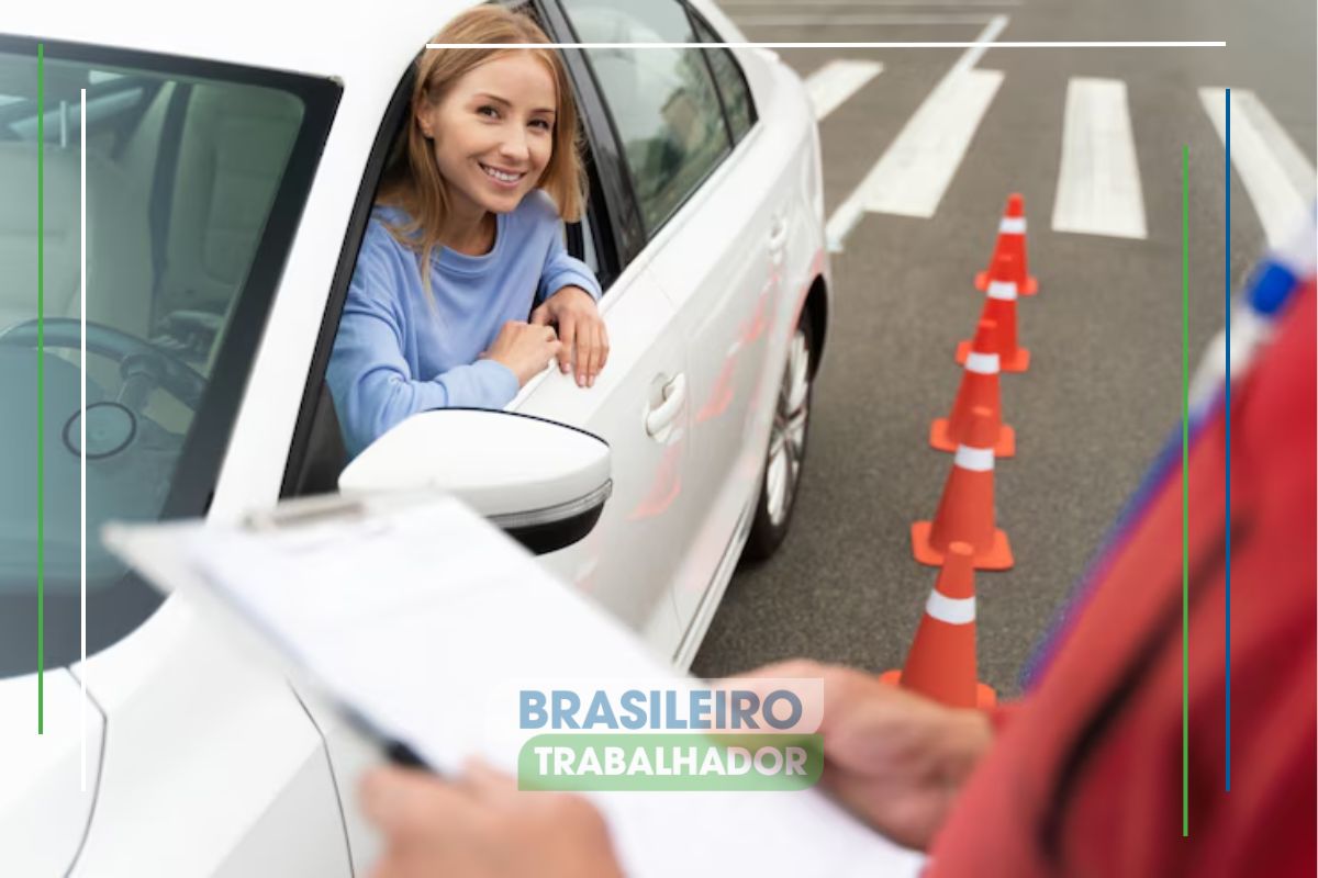 Uma mulher dirigindo no teste de condução para conseguir a CNH Social 2024