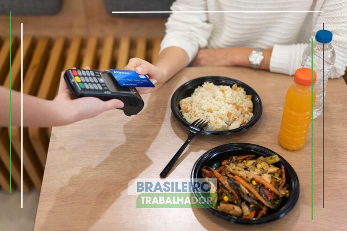 Uma pessoa pagando a conta no restaurante com VA após entrar em uma das empresas brasileiras contratam pagando R$ 800 de vale alimentação