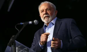 Trabalhadores e aposentados comemoram nova lei assinada por Lula; entenda