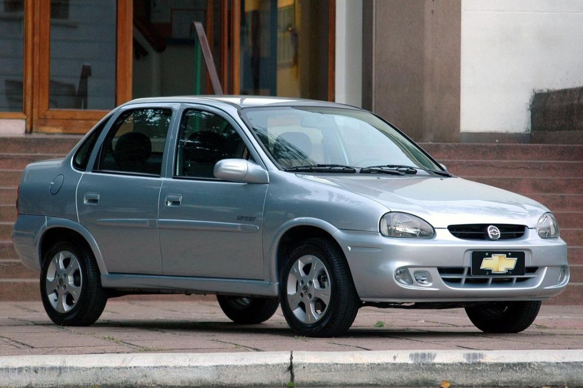 Chevrolet Classic estacionado na rua: Modelo da Chevrolet impressiona pela economia