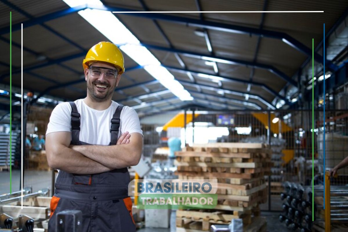 Um trabalhador dentro do galpão analisando as Novas regras para o trabalhador CLT