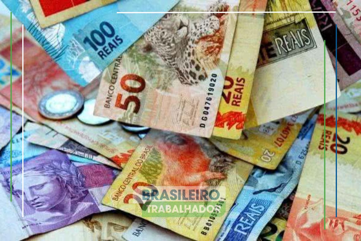 Algumas notas de Reais representando o novo salário mínimo de R$ 1.509