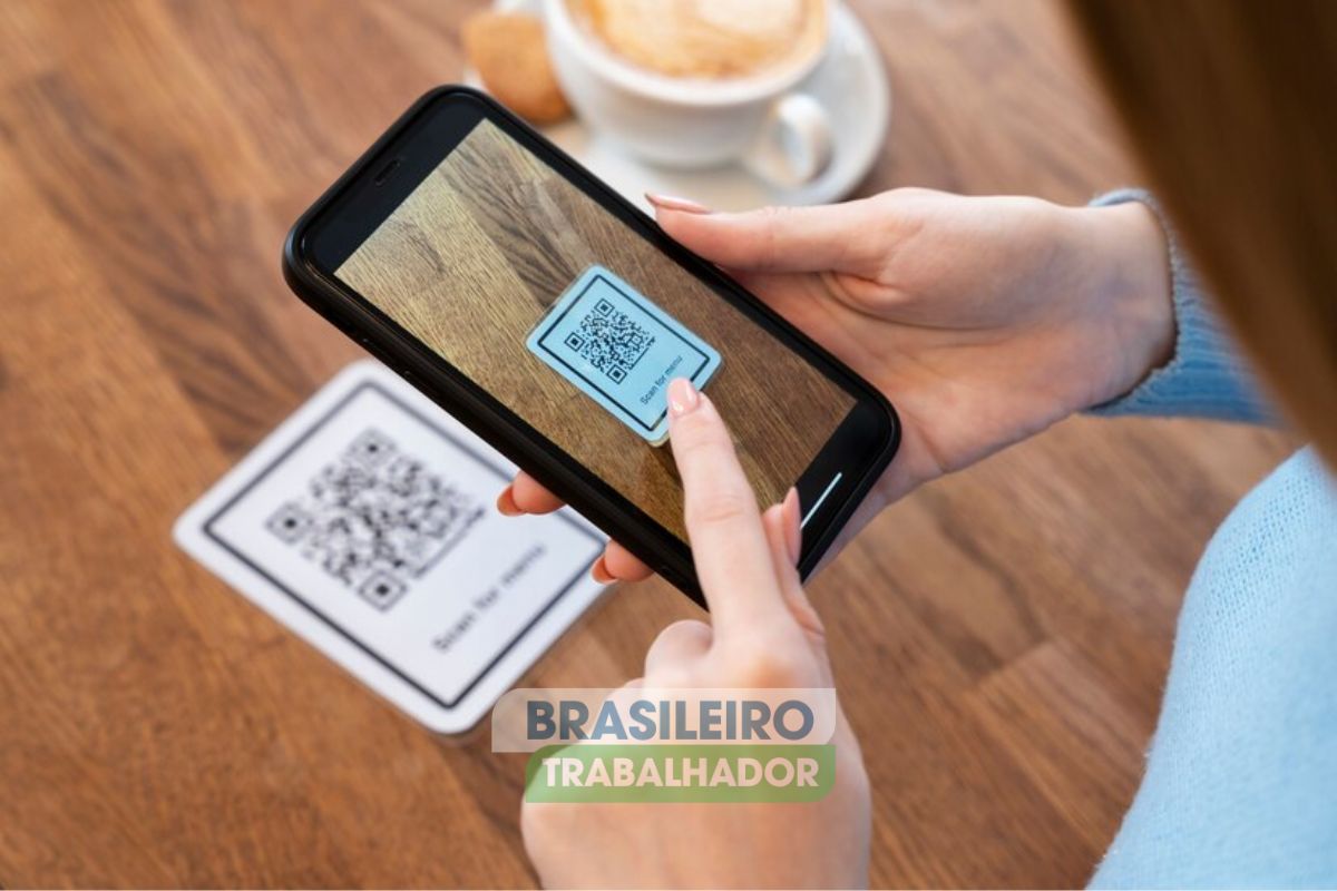 Uma mulher fazendo o pagamento com seu celular após ver que QR Codes substituirão códigos de barras até 2027