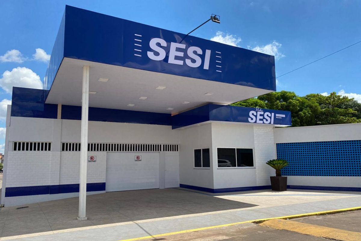 Parte da frente de uma escola depois do anúncio de que o Sesi abre vaga para fundamental incompleto 