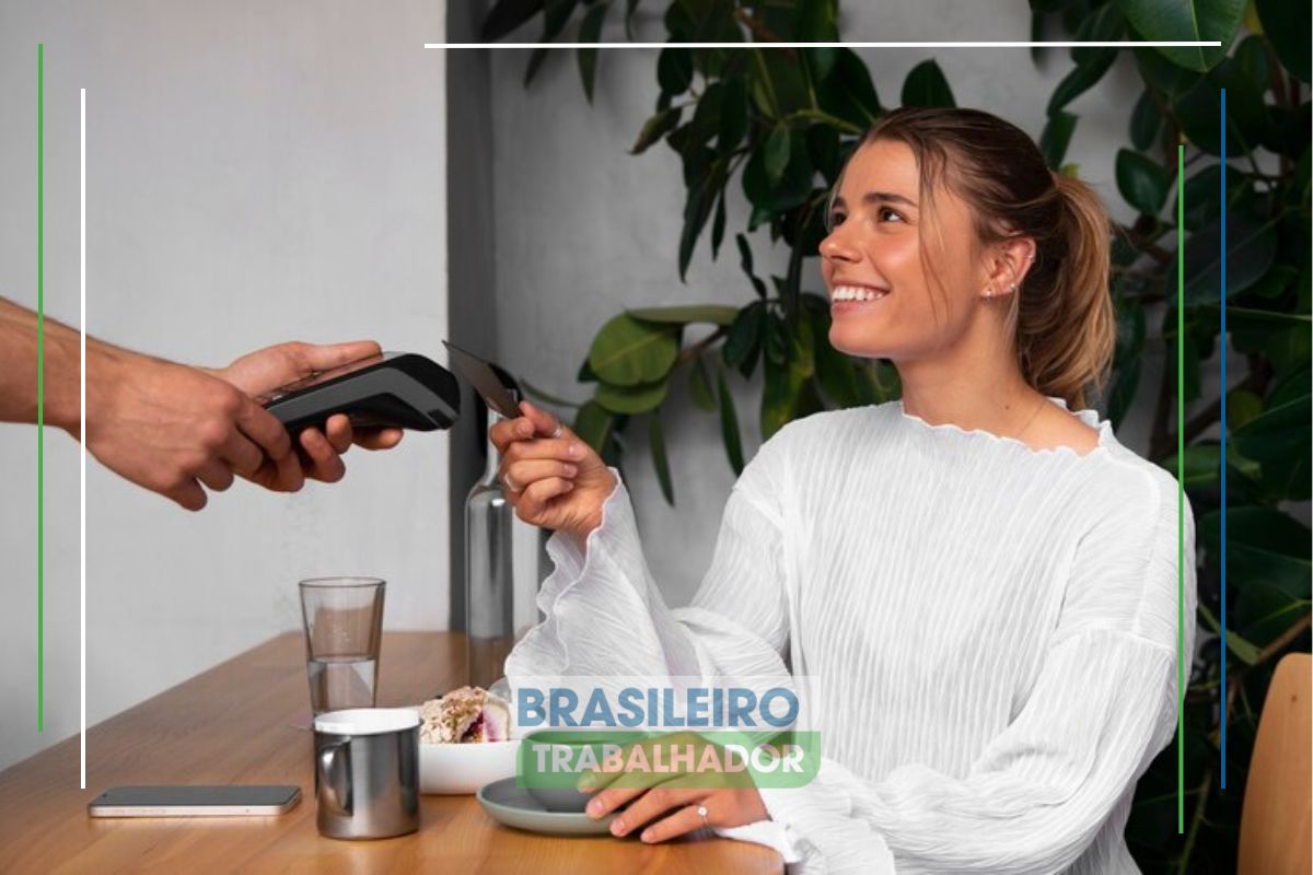 Uma mulher pagando com seu vale-alimentação no restaurante, sabendo que Vender vale alimentação é crime