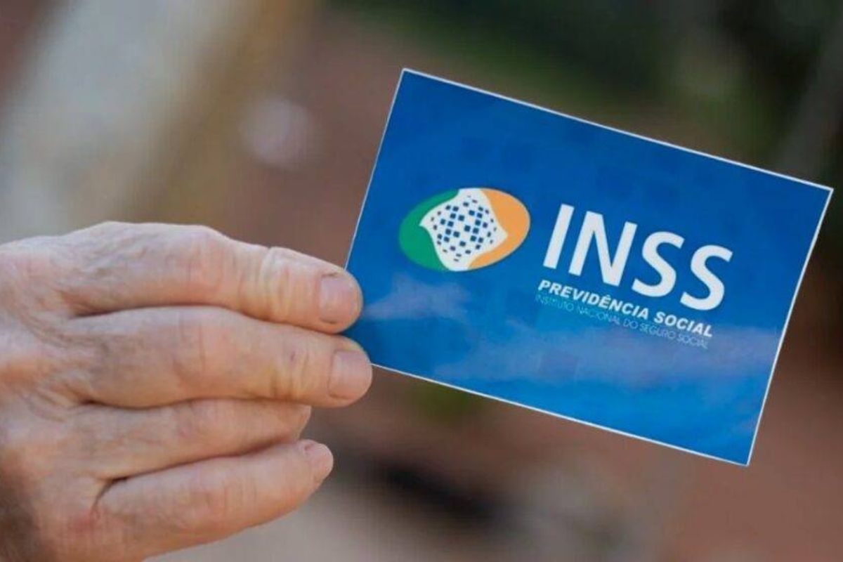 Uma pessoa segurando o seu cartão do benefício após ver o Calendário de setembro do INSS