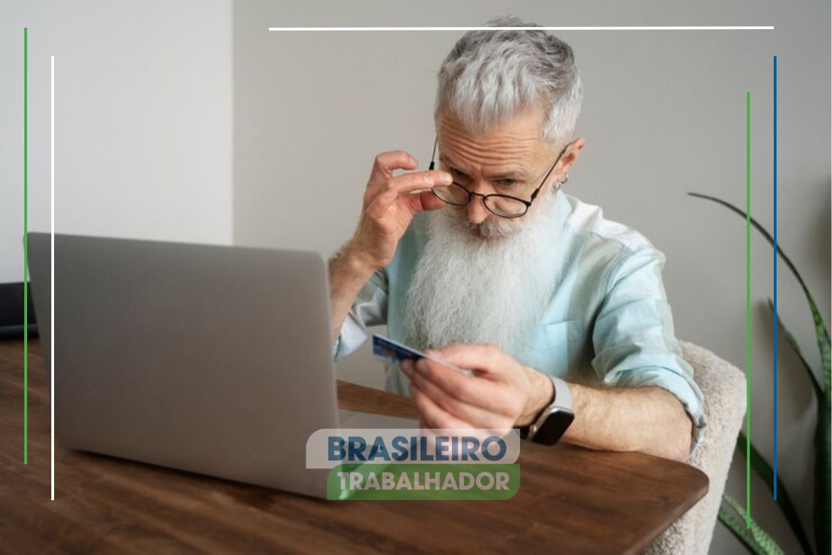 Um senhor usando seu notebook para ver se o Empréstimo consignado para novos pensionistas do INSS foi liberado