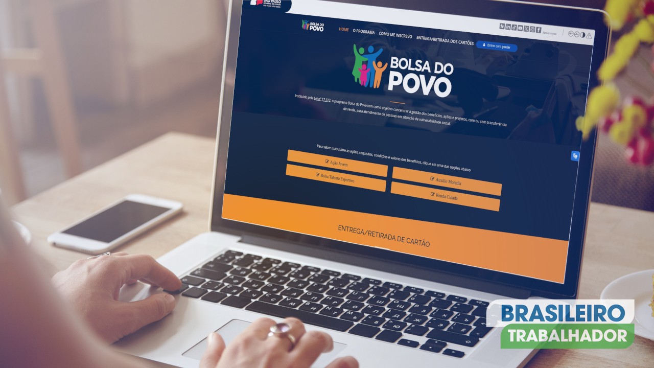 Pessoa acessando o site do Bolsa do Povo