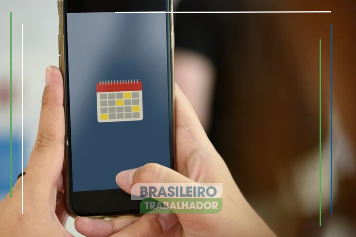 Uma pessoa abrindo o calendário em seu celular para conferir que 12 de outubro é feriado nacional