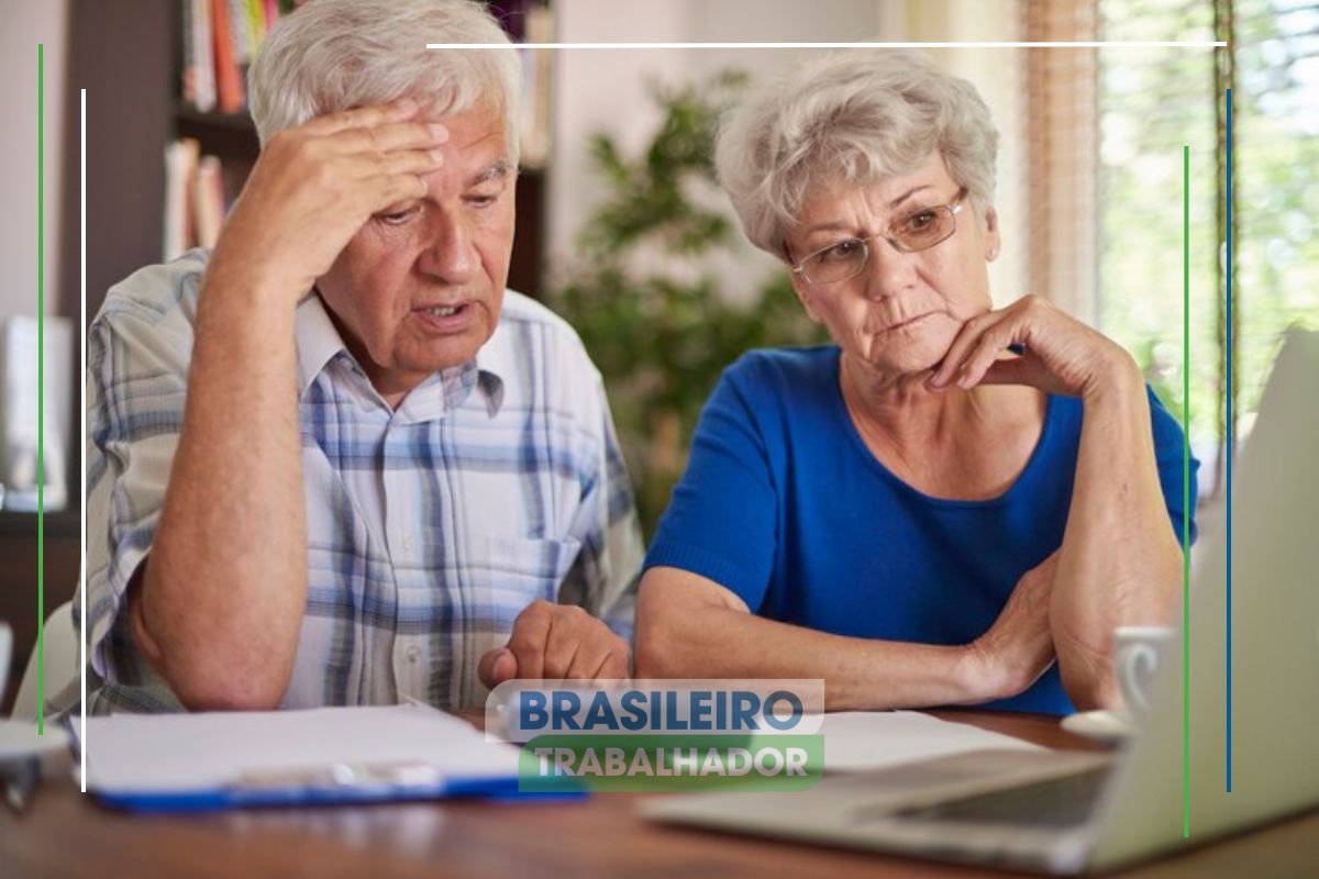 Um casal vendo a decisão do INSS. Eles estão preocupados, pois ACABOU para idosos uma oportunidade importante