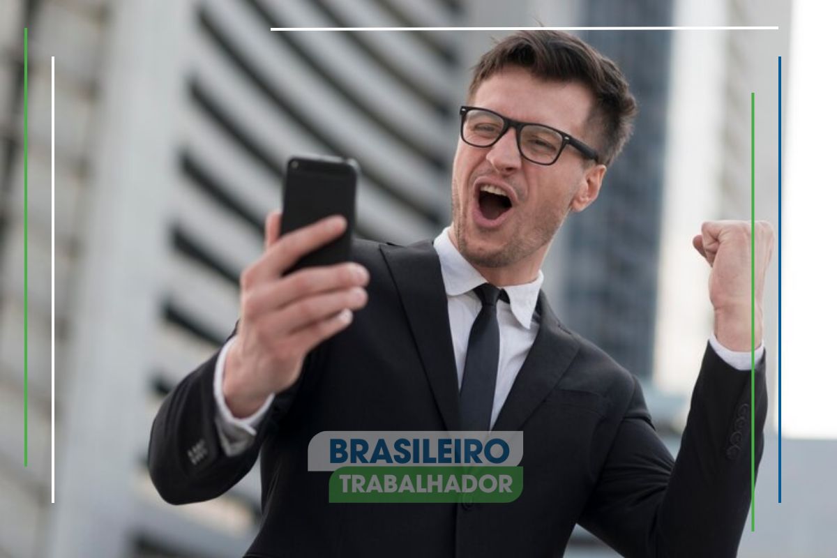 Um empresário comemorando após ver o Aumento no limite de faturamento do MEI