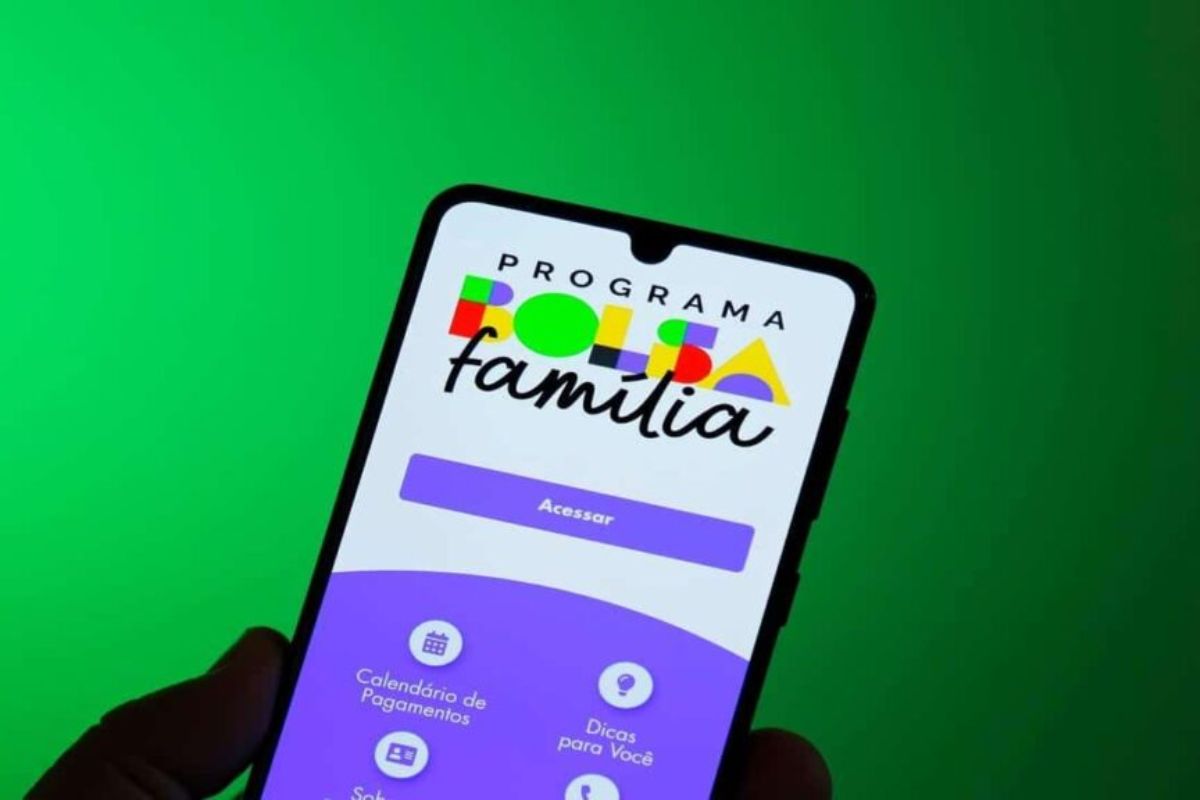 Beneficiários do Bolsa Família abrindo o aplicativo em um celular 