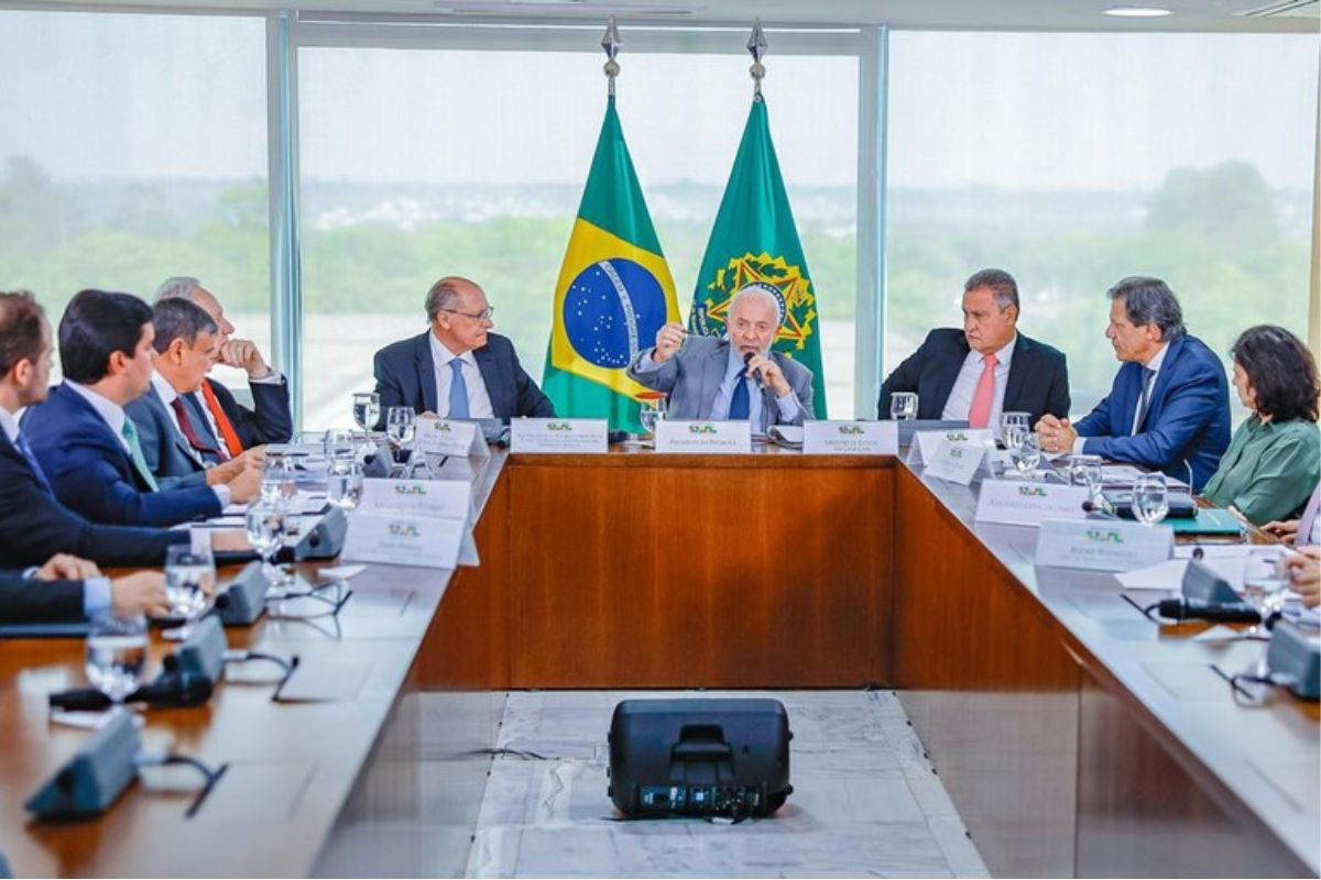 Ao centro, Lula fala com diferentes ministros acerca das mudanças que colocam o Bolsa Família em risco