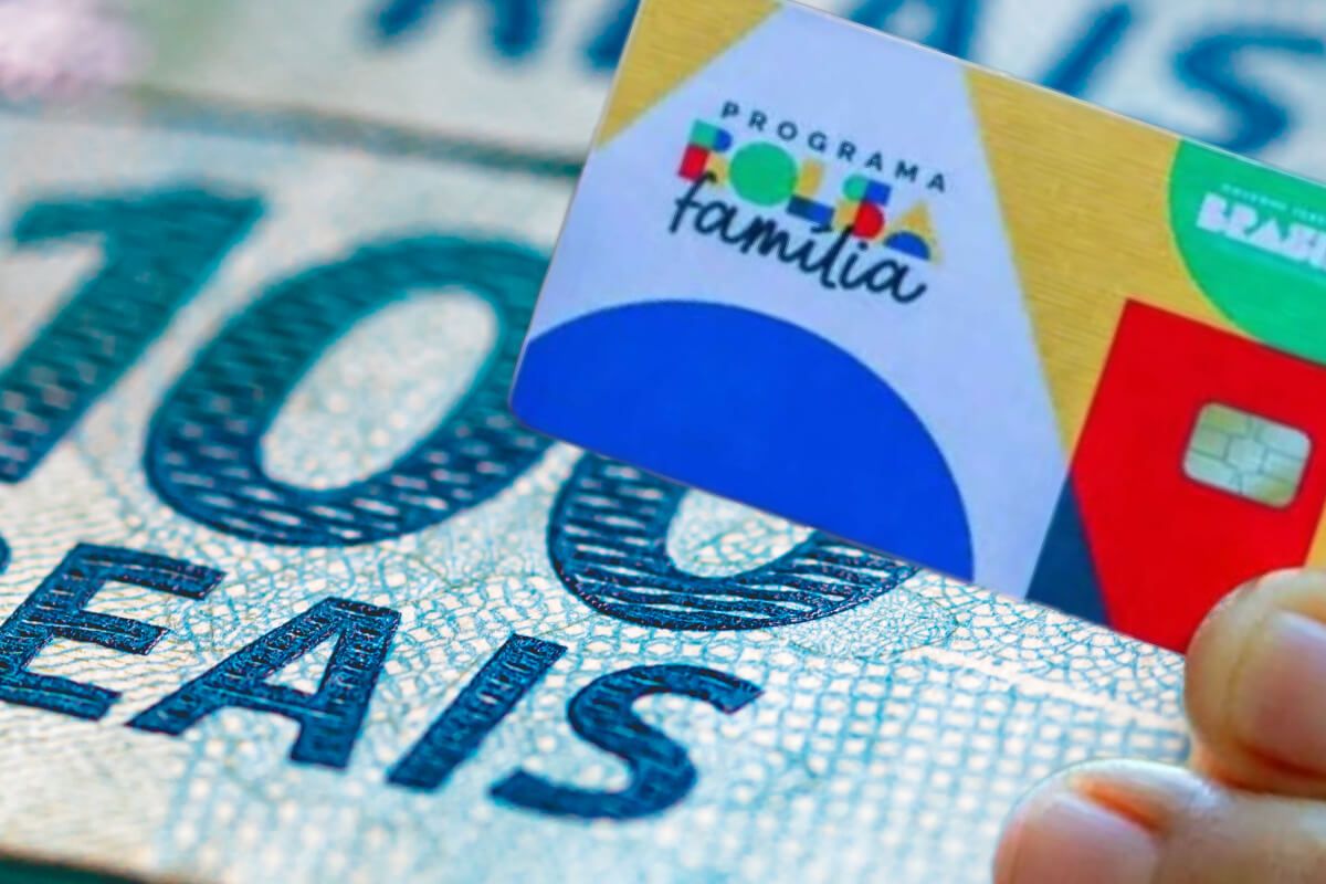 Um cartão do benefício do Bolsa Família em cima de algumas notas de 100 reais representando que o Bolsa Família paga valor extra em outubro