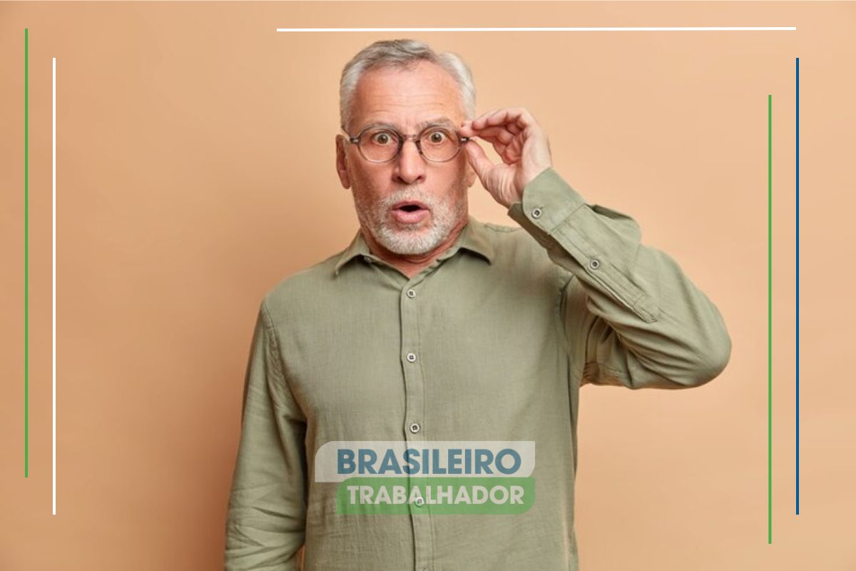 Um senhor com a mão nos óculos enquanto observa que o BPC tem novas regras